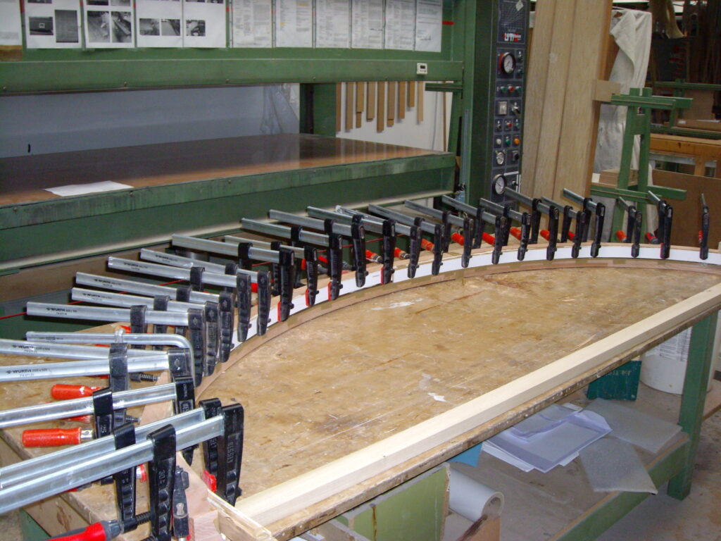 CNC Scontornature su porte e pannelli