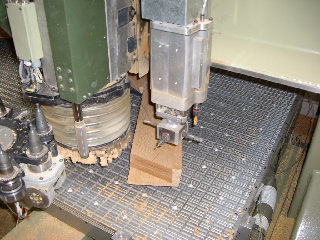 CNC Scontornature su porte e pannelli