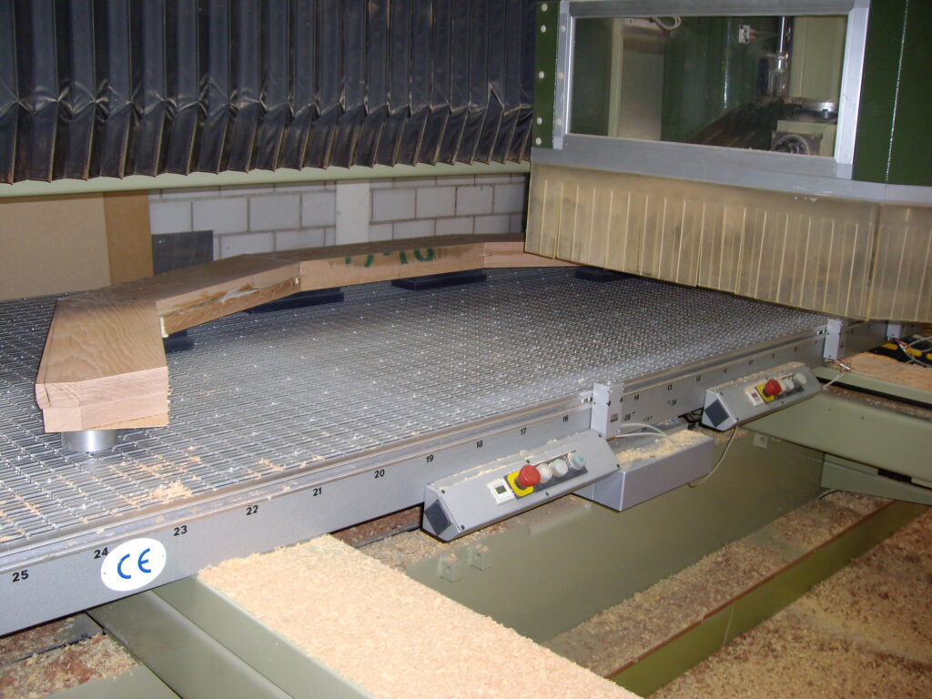 CNC Scontornature su porte e pannelli