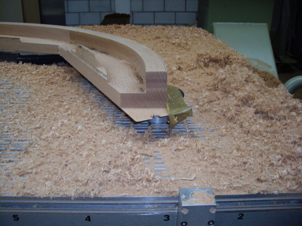 CNC Scontornature su porte e pannelli