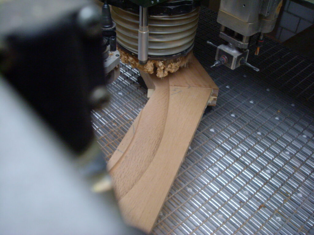 CNC Scontornature su porte e pannelli